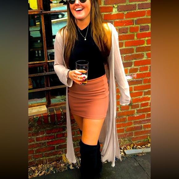 Hi, I’m Alexis. Like and leave a comment so I can check out your closet too! - Picture 4 of 12